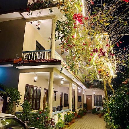 Peacock - A Family-Run Hotel Sauraha Eksteriør billede