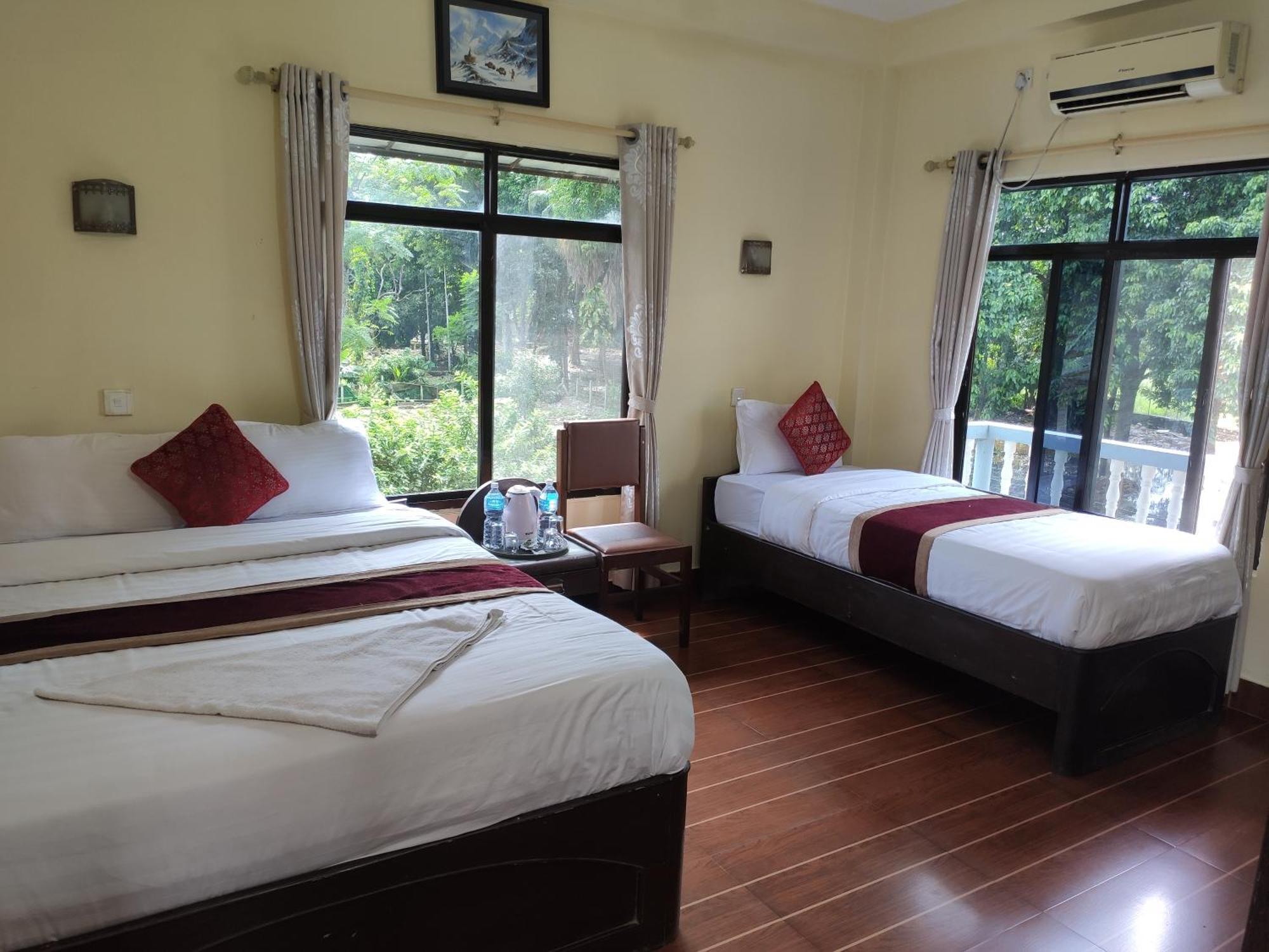 Peacock - A Family-Run Hotel Sauraha Eksteriør billede