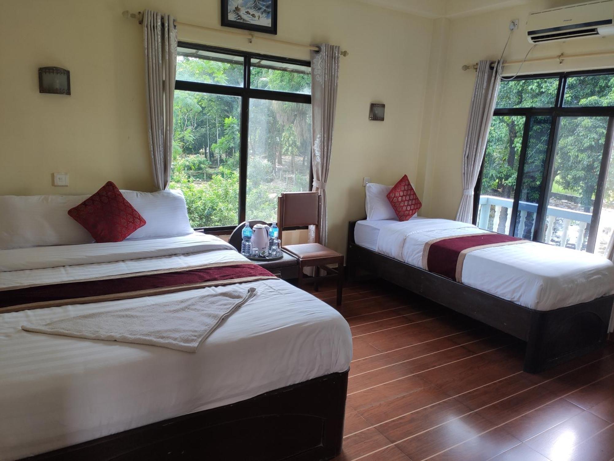 Peacock - A Family-Run Hotel Sauraha Eksteriør billede