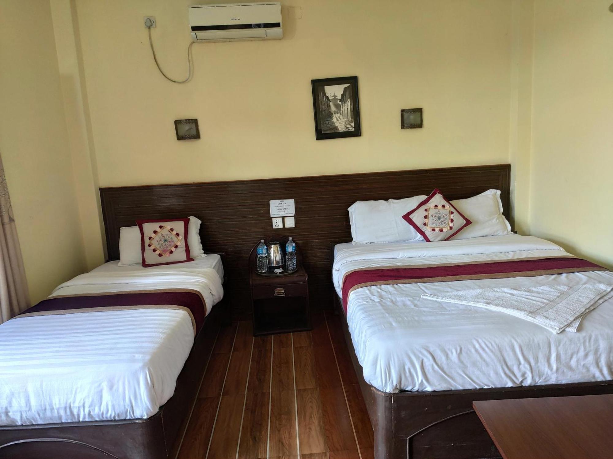 Peacock - A Family-Run Hotel Sauraha Eksteriør billede