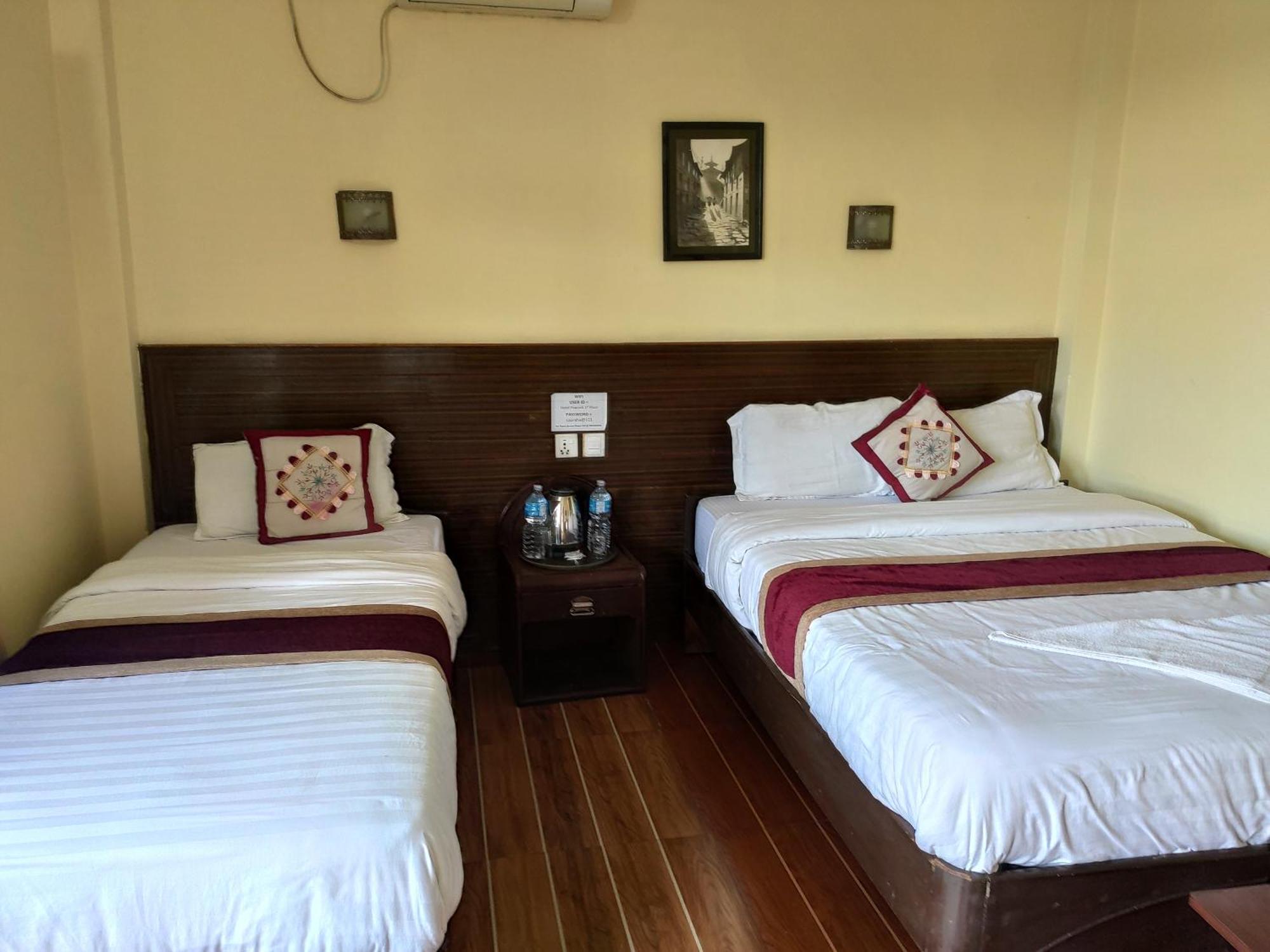 Peacock - A Family-Run Hotel Sauraha Eksteriør billede