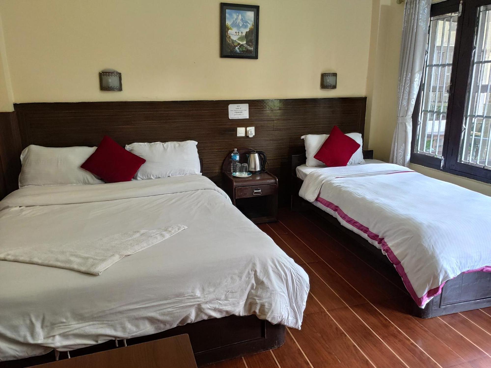 Peacock - A Family-Run Hotel Sauraha Eksteriør billede