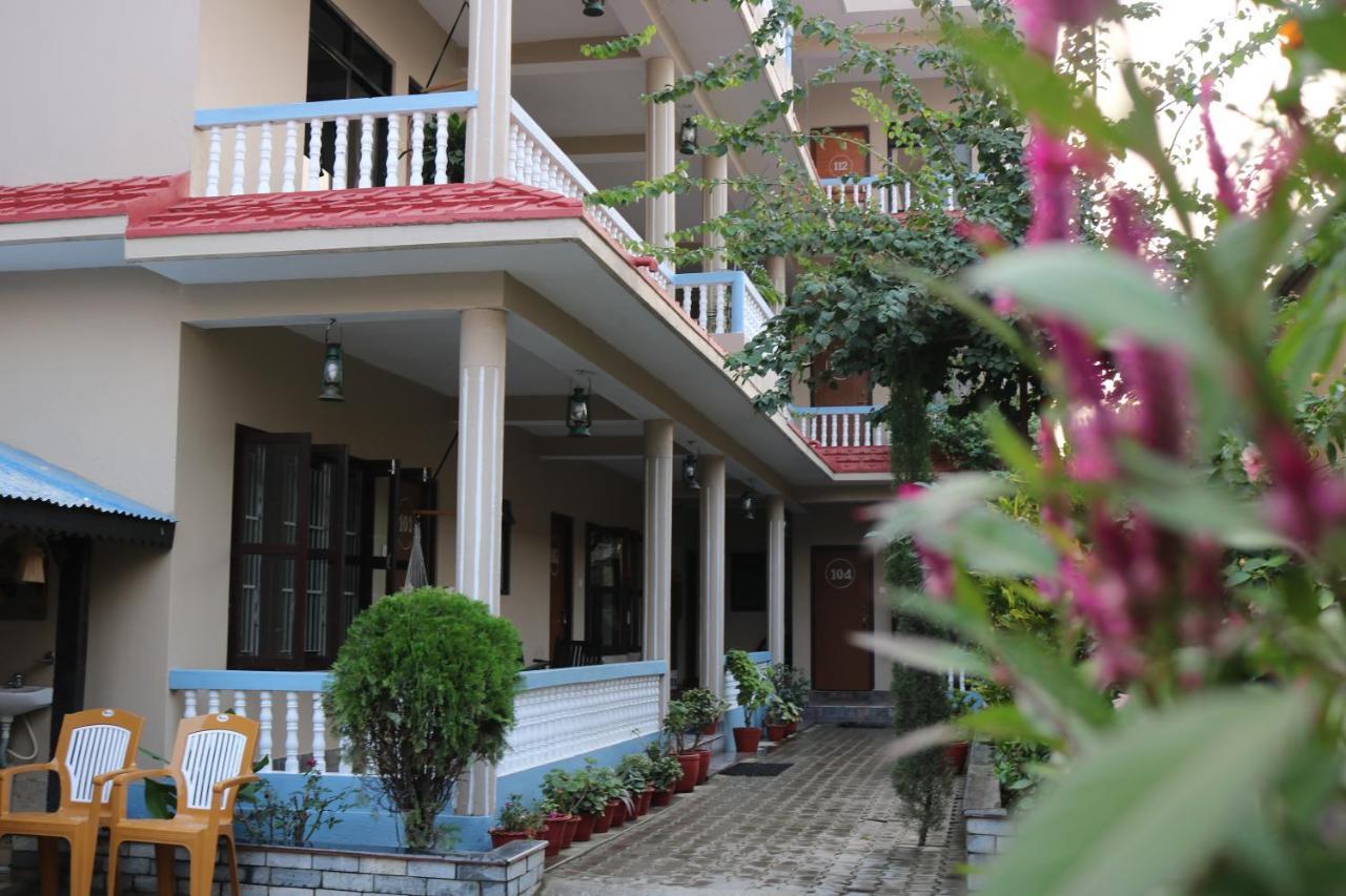 Peacock - A Family-Run Hotel Sauraha Eksteriør billede