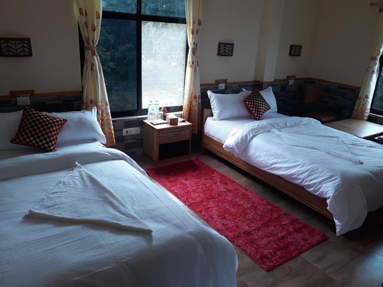 Peacock - A Family-Run Hotel Sauraha Eksteriør billede