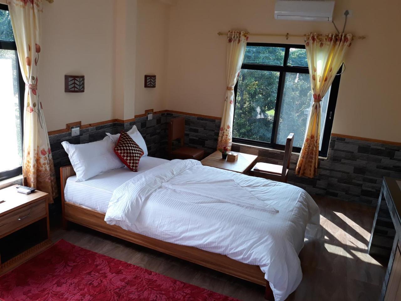 Peacock - A Family-Run Hotel Sauraha Eksteriør billede